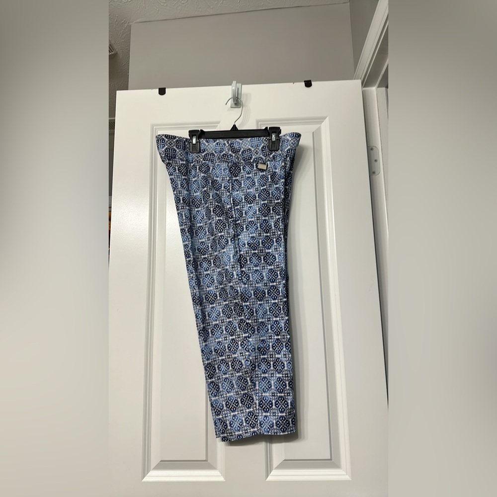 Alex and Olivia Pull on Size 10 Blue and White Geometric Print Capris